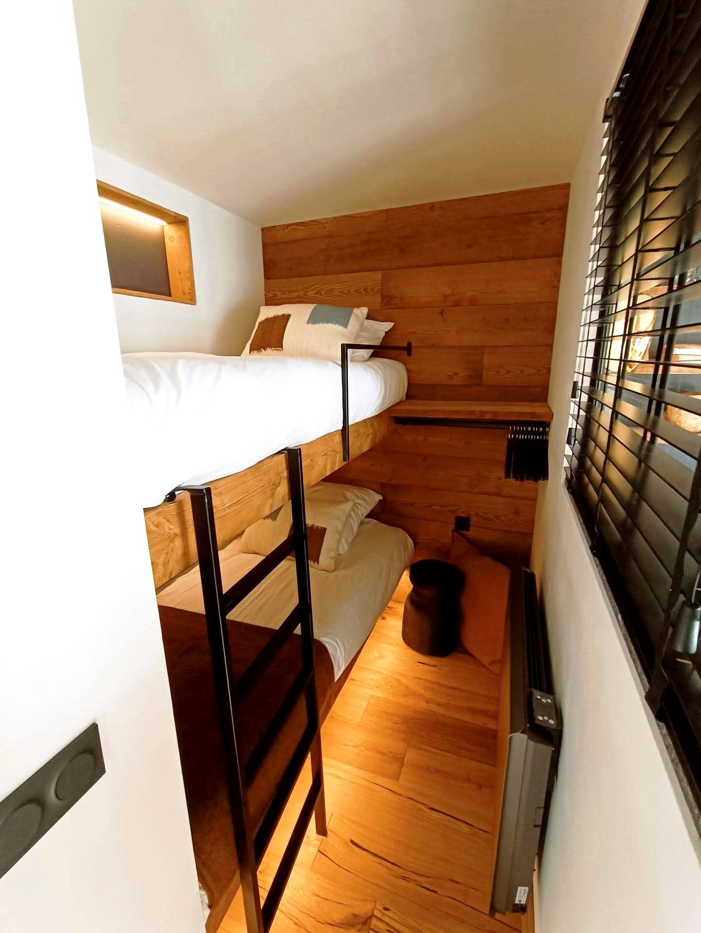 Chambre cabine rénovée avec lits superposés en bois massif, finitions soignées et ambiance chalet